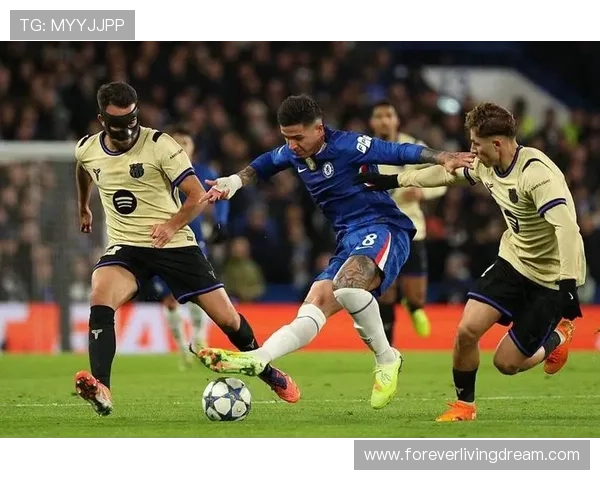 恩德里克与小罗：巴西足球新星展现技术风格对决的精彩瞬间